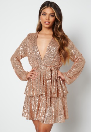 Se John Zack Sequin Deep V Ruffle Skater Dress Rose Gold XS (UK8) ved Bubbleroom