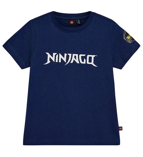 Se LEGOÂ® Wear LEGOÂ® Ninjago T-shirt - LWTano - Dark Navy m. Tekst ved KidsWorld