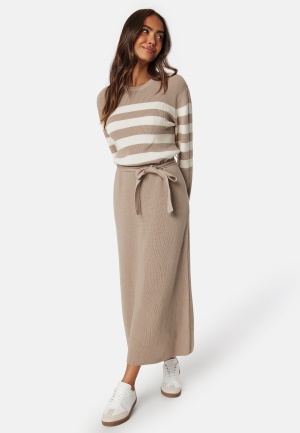 Se Happy Holly Striped O-neck  Knitted Dress Ljusbeige/Striped 44/46 ved Bubbleroom