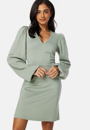 Se BUBBLEROOM Idalina V-neck Dress Dusty green L ved Bubbleroom