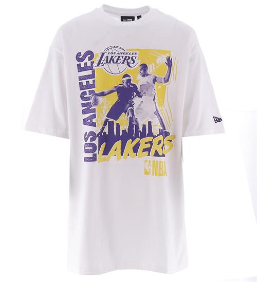 Se New Era New Era T-Shirt - NBA Player Graphic - Lakers - Hvid ved KidsWorld