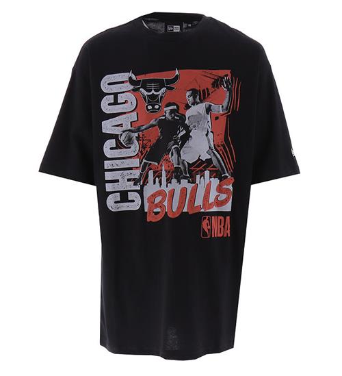 Se New Era T-Shirt - NBA Player Graphic - Chicago Bulls - Sort ved KidsWorld