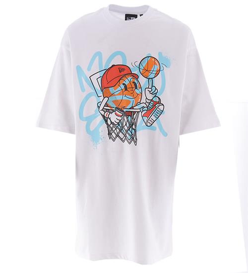 Se New Era New Era T-Shirt - NE Spray Graphc - Hvid ved KidsWorld