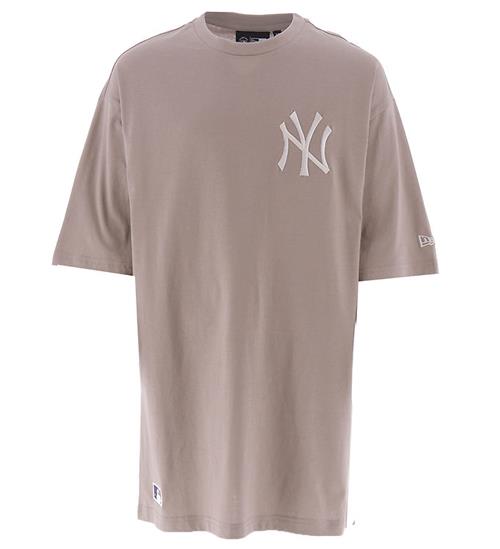 Se New Era New Era T-Shirt - New York Yankees - Pastel Brun ved KidsWorld