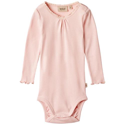 Se Wheat Lotta Babybody Rose Ballet | Lyserød | 62 cm ved Babyshop