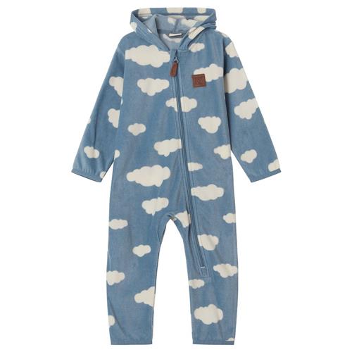 Se Kuling Northpole Genanvendt Mønstret Fleece Overtræk Med Skyer Dove Blue | Blå | 74 cm ved Babyshop