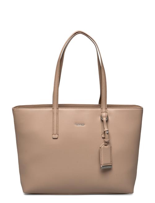 Se Calvin Klein Ck Must Shopper Md Calvin Klein Beige ved Booztlet