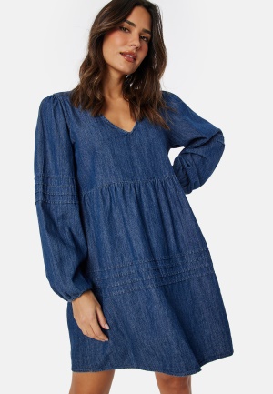 Se VILA Virowie L/S V-Neck denim dress Medium Blue Denim 34 ved Bubbleroom