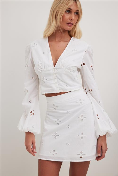 NA-KD Bluse i broderie anglaise med lange ærmer - White