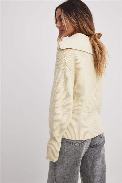 NA-KD Strikket sweater med v-hals og krave - Beige