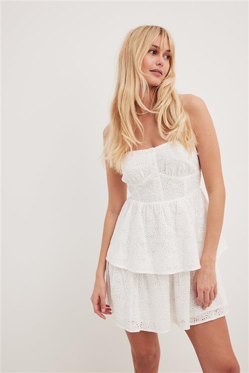 NA-KD Bandeau-minikjole i broderie anglaise med flæser - White