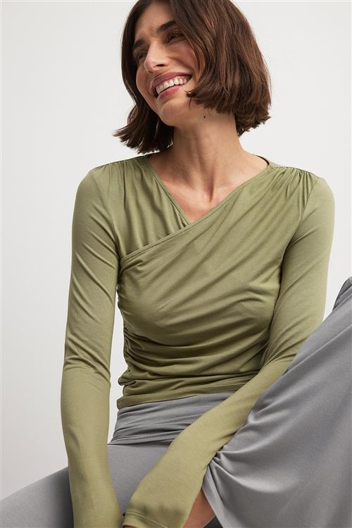 NA-KD x Zoe Liss Soft Line top med draperinger - Green