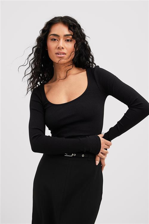 NA-KD Basic Ribbet top med dyb halsudskæring - Black