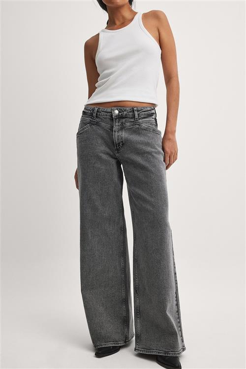 Se NA-KD Jeans med vide ben og lav talje med sømdetalje - Grey ved NA-KD