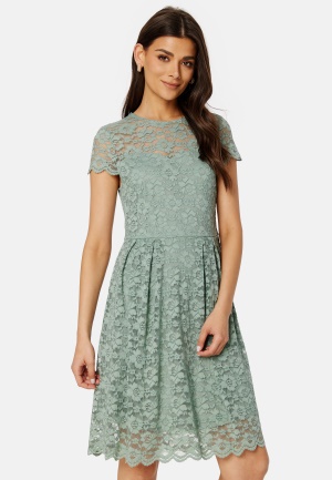 Se VILA Kalila Capsleeve Lace Dress Green Milieu XL ved Bubbleroom