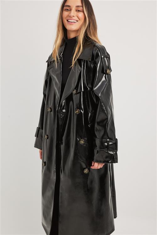 NA-KD Trend Skinnende trenchcoat i PU med bælte - Black