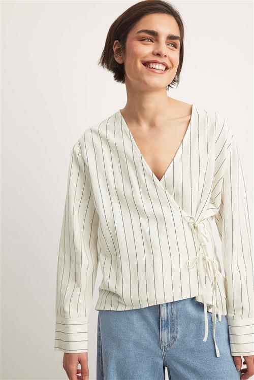 NA-KD Asymmetrisk stribet bluse med sløjfedetalje - Stripe