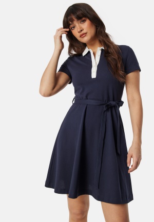 Se GANT Contrast Collar Pique Dress Navy M ved Bubbleroom