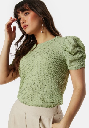 Se VILA Vianine S/S Puff Sleeve top Swamp L ved Bubbleroom