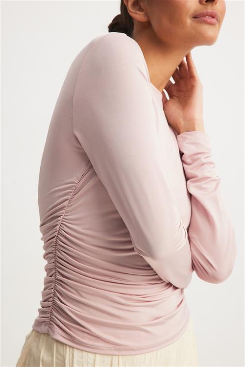 NA-KD Skinnende draperet top - Pink