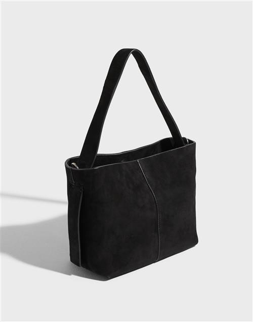 Se BECKSÖNDERGAARD - Sort - Suede Fraya Small Bag ved Nelly