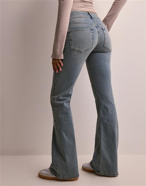 Se Nelly - Beige - Low Waist Bootcut 5-pocket Jeans ved Nelly