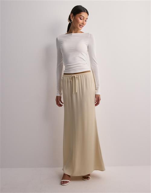 Nelly - Beige - Sleek Satin skirt