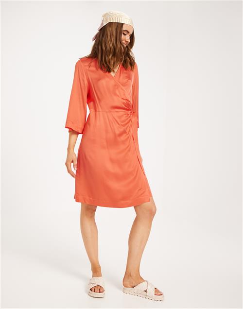 Se Selected Femme - Orange - Slffranziska 3/4 Short Satin Wrap D ved Nelly