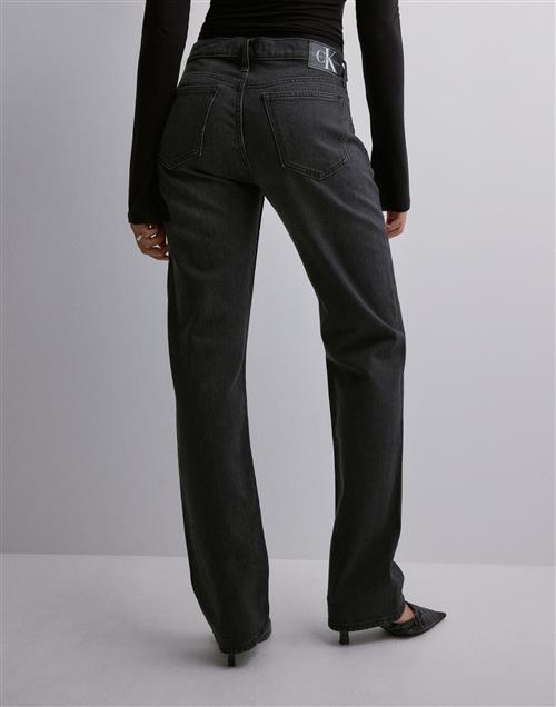 Se Calvin Klein Jeans - Sort - Low Rise Straight ved Nelly