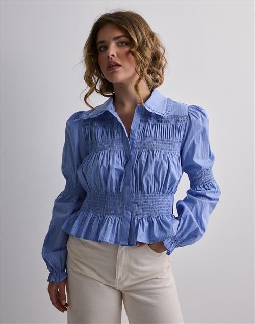 Se Neo Noir - Blå - Kella Stripe Smock Shirt ved Nelly