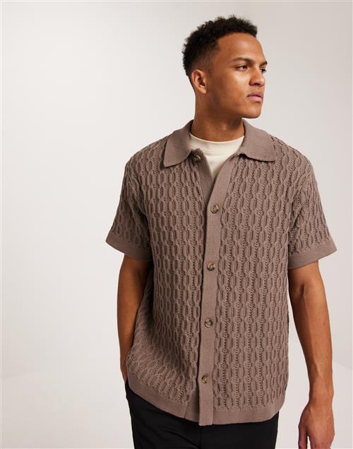 Les Deux Garrett Knitted SS Shirt Ensfarvede skjorter Walnut