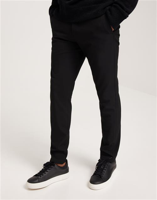 Se Selected Homme SLH175-Slim Robert Flex Pants Noos Habitbukser Black ved NLY Man