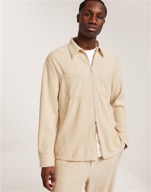 Se Ciszere Mateo plisse overshirt Hverdagsskjorter Ivory ved NLY Man