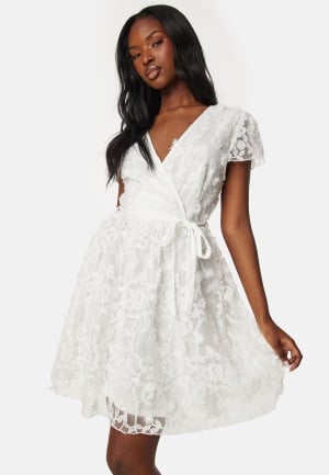 Se VILA Viedda V-neck S/S Lace Short Dress Cloud Dancer 38 ved Bubbleroom