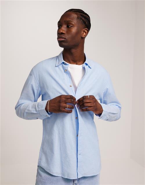 Se Jack & Jones Jjesummer Linen Blend Shirt Ls Sn Hørskjorter Cashmere Blue /White ved NLY Man