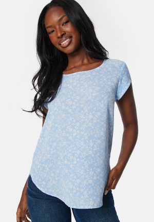 Se ONLY Oblvic ss AoP Top Blue/Patterned 38 ved Bubbleroom