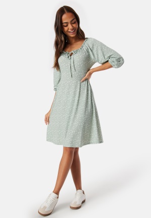 Se Happy Holly Soft Puff Sleeve Dress Green/Floral 36/38 ved Bubbleroom