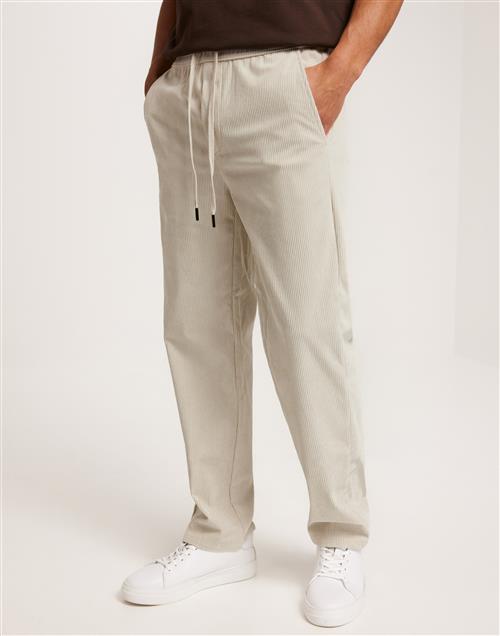 Se Only & Sons Onssinus Loose Corduroy 0111 Pant Fløjlsbukser Beige ved NLY Man