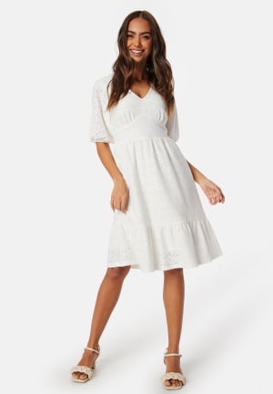 Se Happy Holly Broderie Anglaise Dress Offwhite 32/34 ved Bubbleroom