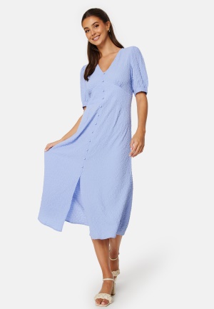 Se BUBBLEROOM Petronella Structure Dress Light blue 34 ved Bubbleroom