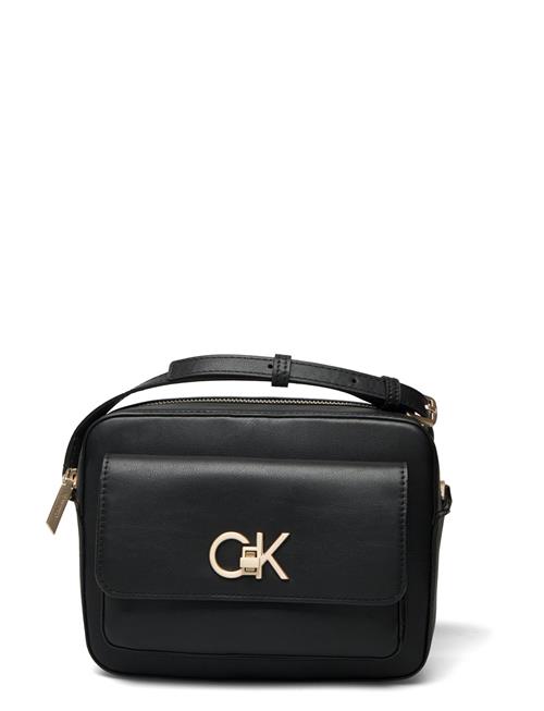 Se Calvin Klein Re-Lock Camera Bag W/Flap Calvin Klein Black ved Booztlet