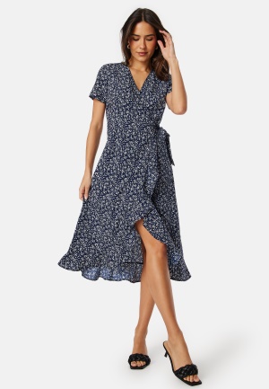 Se BUBBLEROOM Flounce Midi Wrap Dress Dark blue/Patterned S ved Bubbleroom