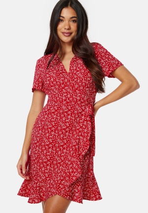 Se BUBBLEROOM Flounce Short Wrap Dress Red/Patterned XS ved Bubbleroom