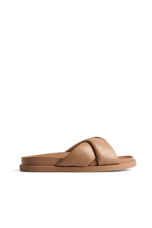 Se NA-KD Twisted Puffy Slippers - Beige ved NA-KD