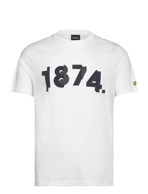 Se Lyle & Scott 1874 Graphic T-Shirt Lyle & Scott White ved Booztlet