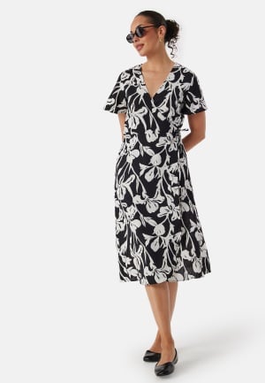 Se VILA Lovie S/S Wrap Midi Dress Black/Patterned 34 ved Bubbleroom