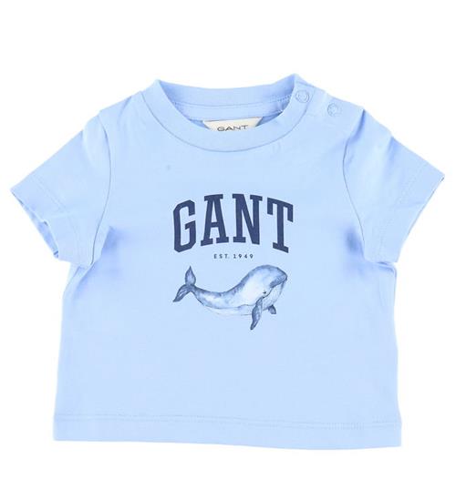 Se GANT GANT T-shirt - Whale Print - Shade Blue ved KidsWorld