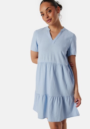 Se ONLY Onltiri-Caro V-Nec Lin Dress Cashmere Blue L ved Bubbleroom