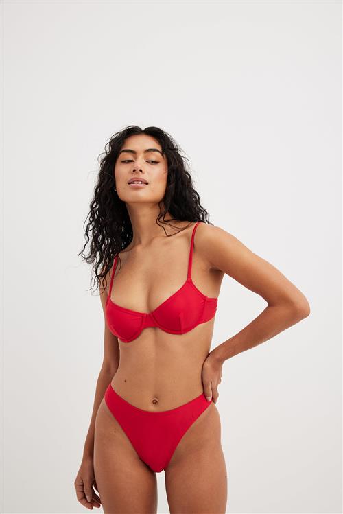 NA-KD Swimwear Bikinitrusser med høj benudskæring - Red