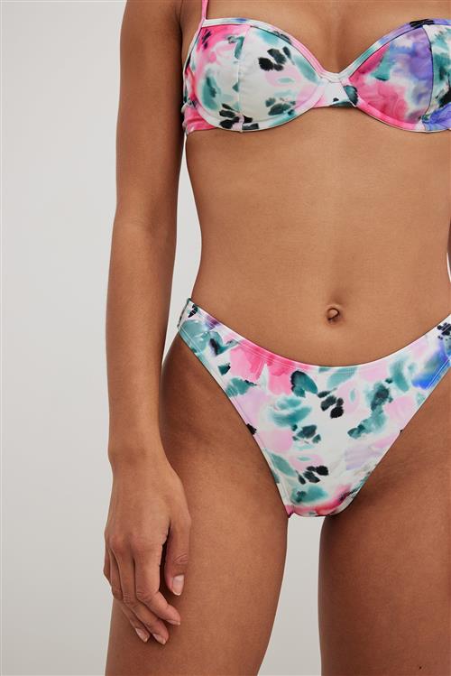 NA-KD Swimwear Bikinitrusse med høj benudskæring - Flower